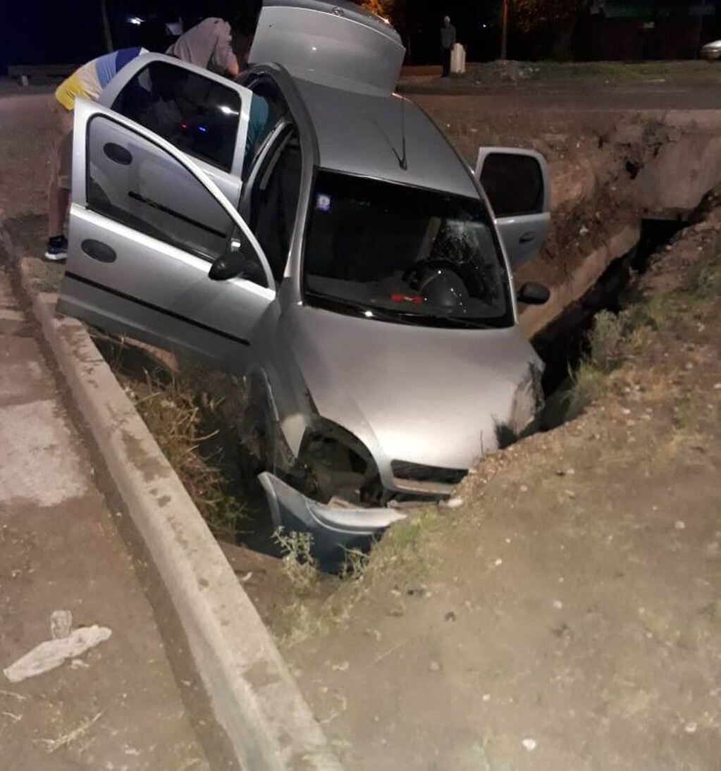 Un Chevrolet Corsa cayó a un anal en San Rafael y el conductor dio positivo al test de alcoholemia.  