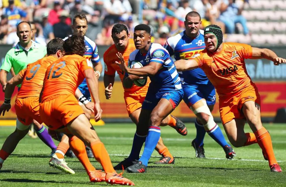 Cape Town (South Africa), 17/02/2018.- Damian Willemse (C) of the Stormers in action during the 2018 Super Rugby match between the Stormers and the Jaguares at Newlands Stadium in Cape Town, South Africa, 17 February 2018. (Sudáfrica) EFE/EPA/CHRIS RICCO