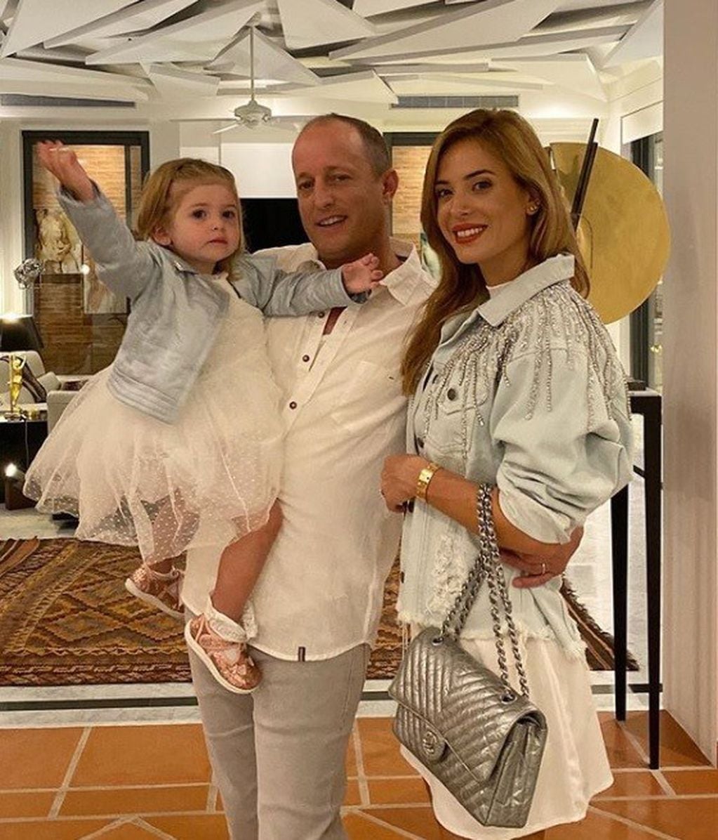 Jesica Cirio junto a su esposo Martín Insaurralde y su pequeña hija Chloé. (Instagram/@jesicacirio)