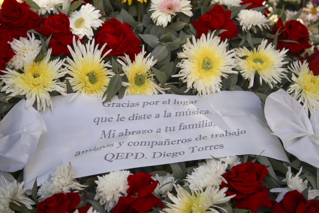 Una corona de flores enviada por el cantante Diego Torres.