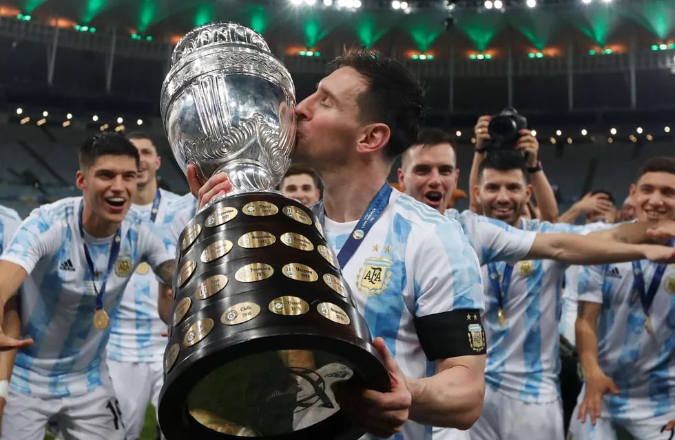 Messi besa la Copa América (AP).