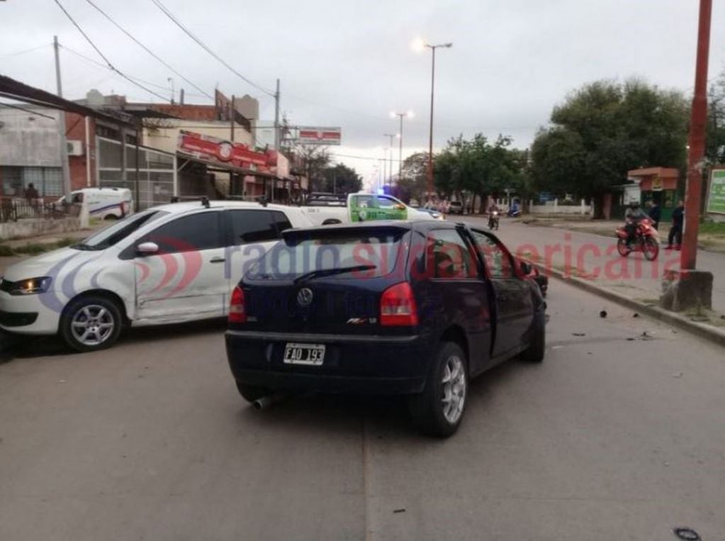 Dos autos chocaron cerca de la parroquia Virgen de Itatí. (Foto: Radio Sudamericana)
