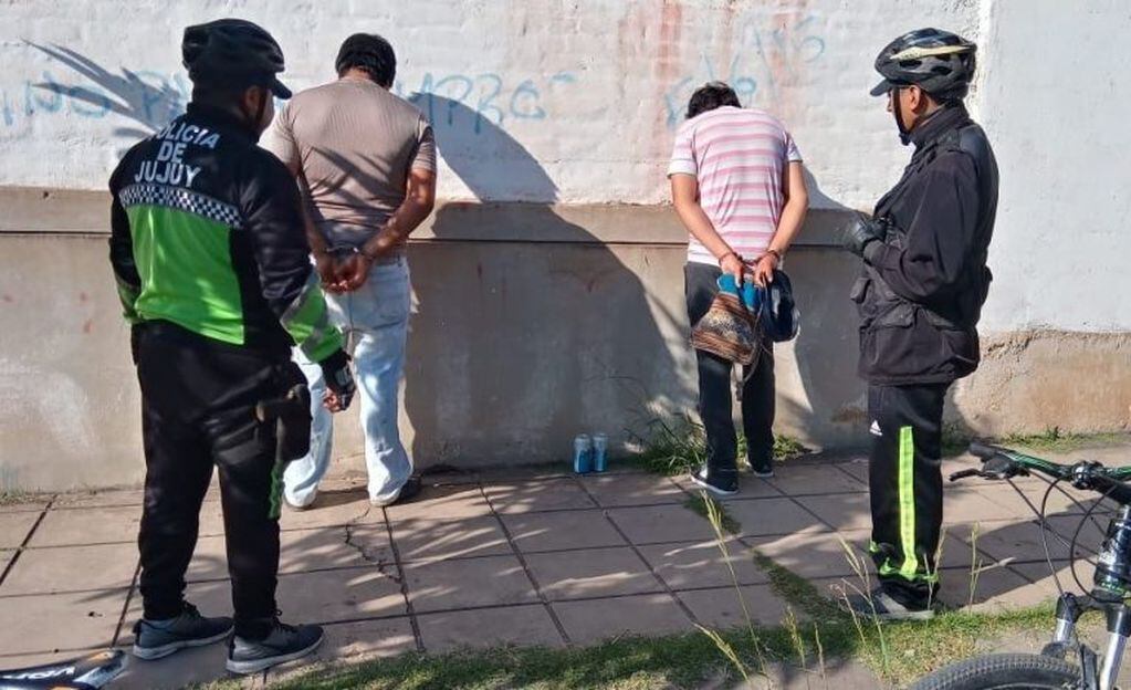 Miembros del cuerpo de "bicipolicías", al momento de demorar en Palpalá a dos personas que se encontraban en la vía pública sin poder justificar sus motivos.