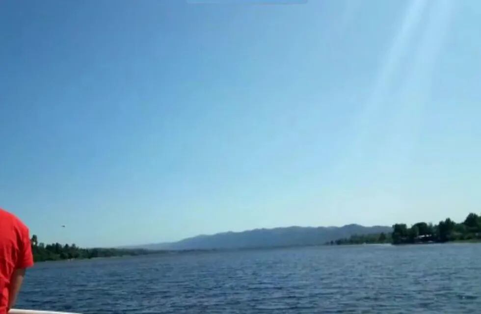Viajando por el lago San Roque, en catamarán.