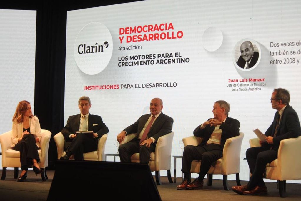 El panel del ciclo de debate de Clarín integrado por Rosatti, Manzur y Schiaretti (Foto: Federico López Claro)