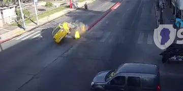 El taxi que volcó. (Captura 911/Policía)