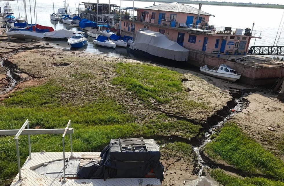 La sequía y bajante del Paraná en la zona portuaria de Corrientes Capital.