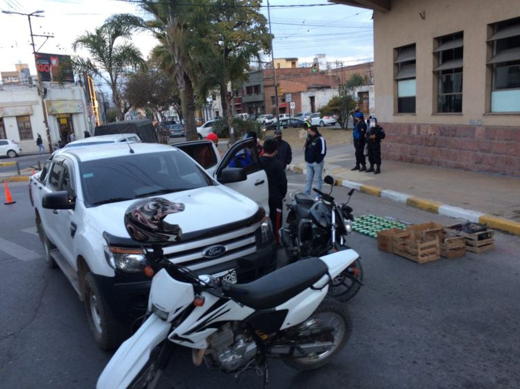 Al bloquear el paso del vehículo en la calle Arenales los policías lograron la detención del conductor fugitivo.
