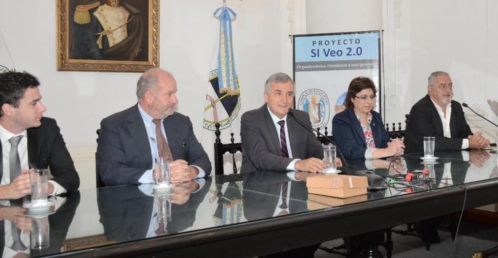 El gobernador Morales y los ministros Calsina y Bouhid, junto a Zenarruza y García en la presentación de los prototipos del proyecto "Si Veo 2.0"