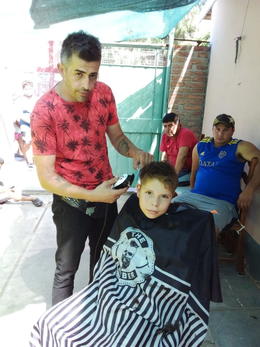 Los peluqueros quieren ayudar a la familia de un niño de 4 años internado en el Notti con cáncer.