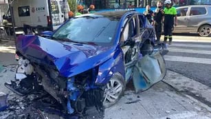 El Peugeot 208 destrozado tras el impacto