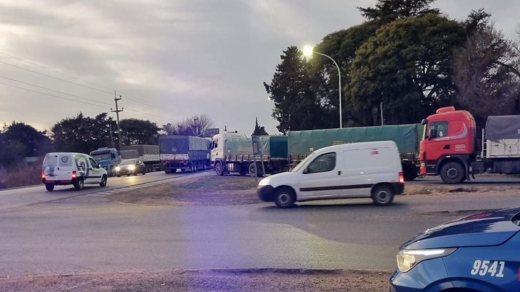 Transportistas de carga iniciaron un paro y una protesta con corte de tránsito en Villa La Ribera.