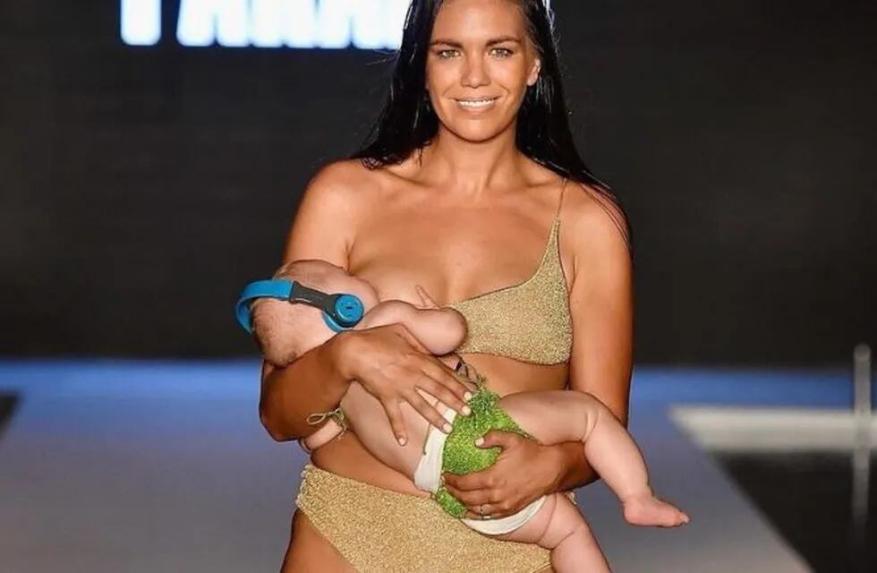 Una modelo sorprendió a todos dándole el pecho a su beba mientras desfilaba