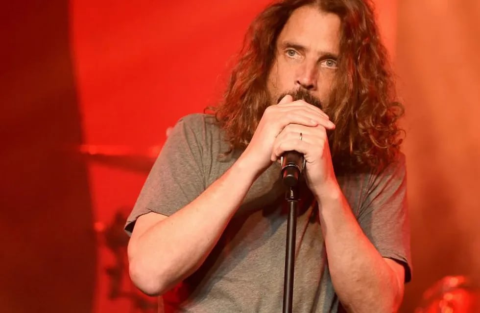 (FILES) This file photo taken on January 20, 2017 shows singer Chris Cornell performing at Prophets of Rage and Friends' Anti Inaugural Ball at the Taragram Ballroom in Los Angeles, California.  \r\nSinger Chris Cornell, the grunge rock pioneer and lead singer of the group Soundgarden, has died after performing with the group in Detroit, US news reports said on May 18, 2017. He was 52-years-old. / AFP PHOTO / GETTY IMAGES NORTH AMERICA / KEVIN WINTER  Chris Cornell suicidio musico guitarrista de Soundgarden