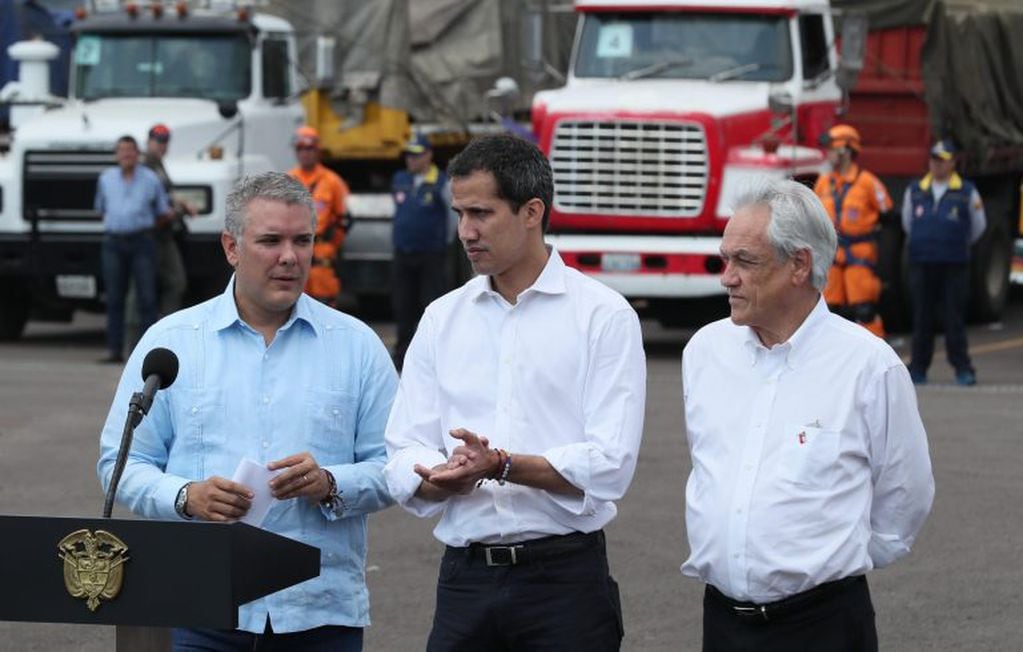 El presidente del Parlamento de Venezuela, Juan Guaidó, ofrece declaraciones acompañado de los presidentes de Colombia, Iván Duque (izq), y de Chile, Sebastián Piñera (dcha), este sábado, en Cúcuta (EFE/Mauricio Dueñas Castañeda)
