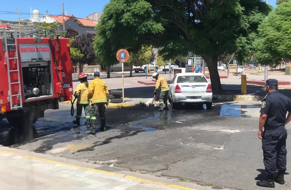 Bomberos limpian los restos de la quema de cubiertas frente al Municipio.