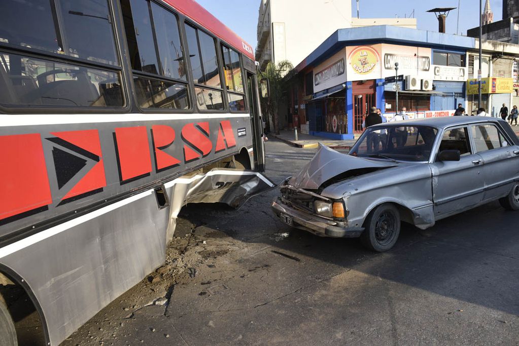 Un choque entre un Ford Falcon y un colectivo de la empresa Ersa frente a la estación de tren Mitre.  El ómnibus no tenía la ITV al día. (Ramiro Pereyra)