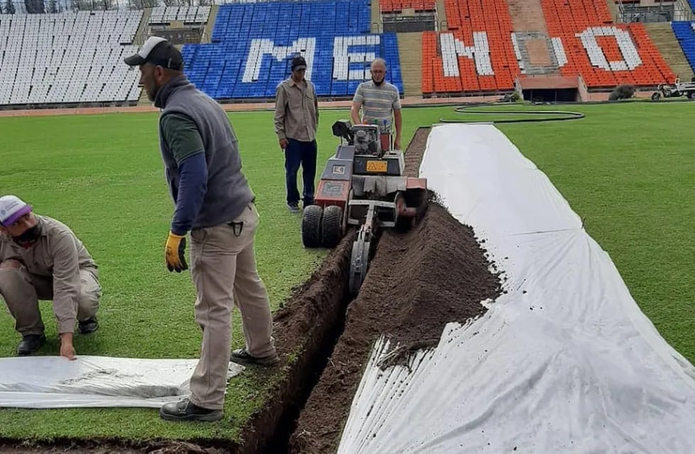 Continúan los trabajos en el sistema de riego del estadio Malvinas Argentinas.