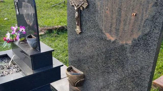 Robaron las placas de decenas de tumbas en el cementerio de Campo Ramón