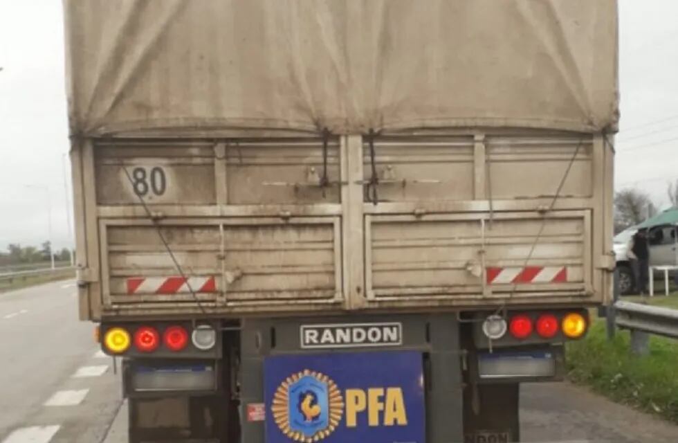 El camión con soja fue secuestrado en San Francisco. (Ministerio de Seguridad)