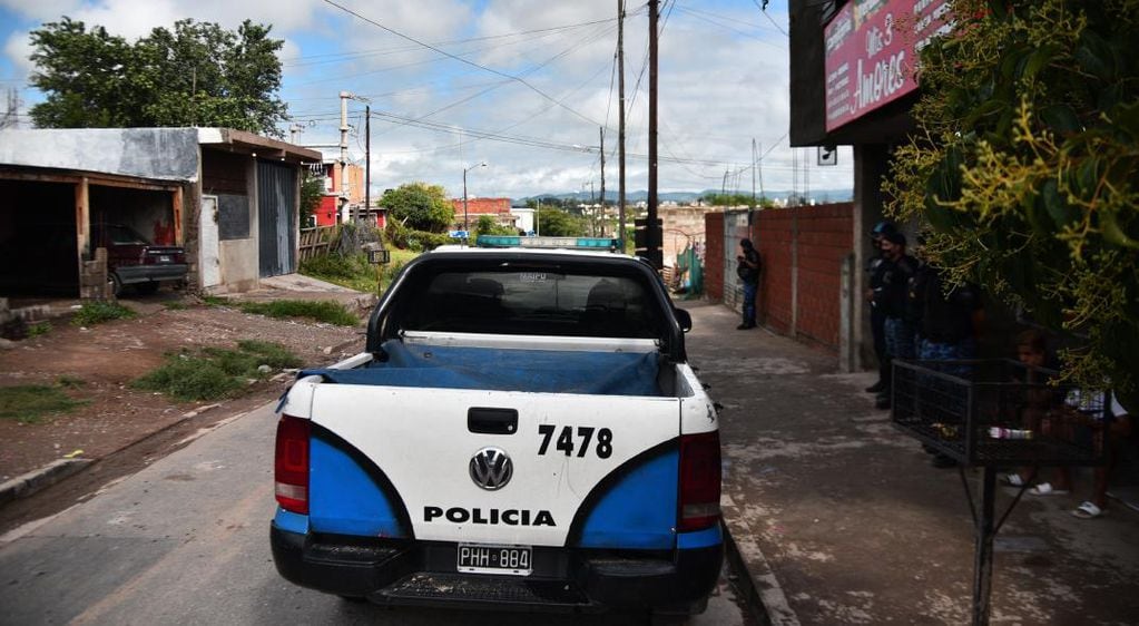 Los intrusos se identificaban como policías, tenían chalecos (Pedro Castillo)
