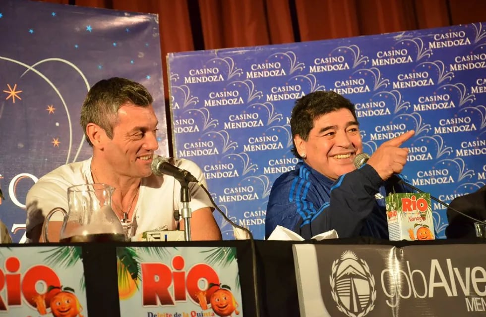 Diego Maradona junto a Sergio Goycochea durante la conferencia de prensa en Alvear.