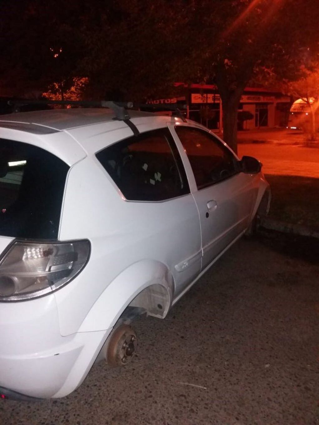 El auto de su vecino había sufrido el robo de tres de sus ruedas (Río Negro).