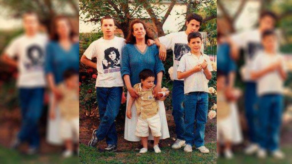 Manolo Lamothe publicó una foto junto a su mamá y sus tres hermanos (Foto: Twitter/ @ManoloLamothe)