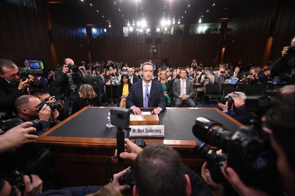 Aunque Facebook se empeñe en mostrarse como una simple plataforma que es utilizada por las empresas de medios, su CEO tuvo que dar explicaciones ante el Capitolio. (AFP)