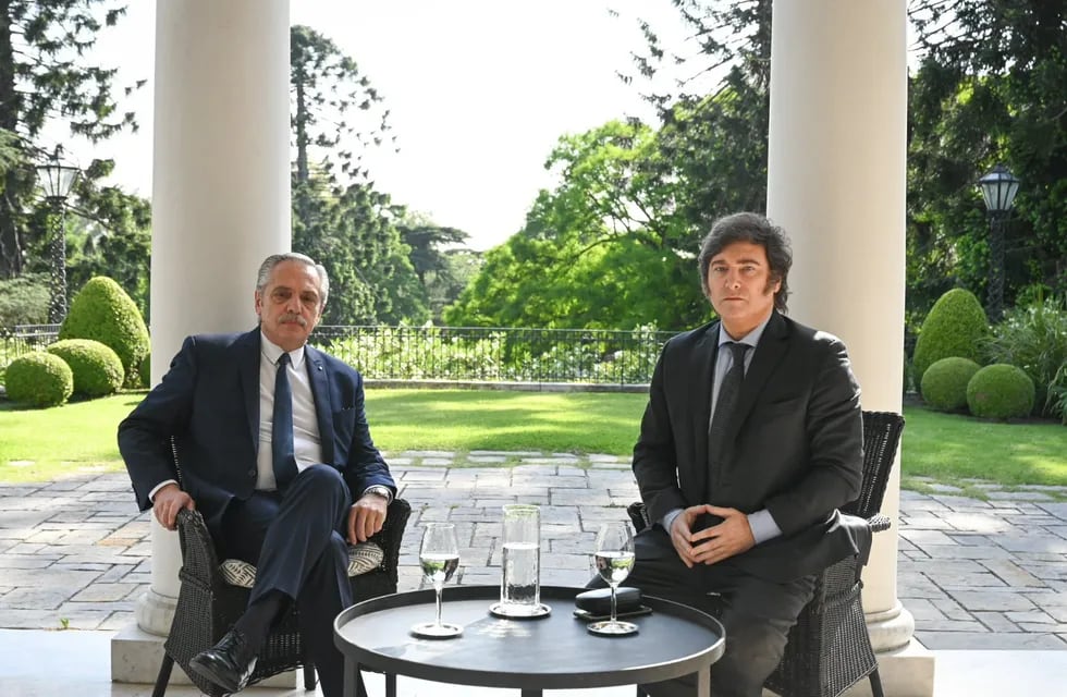 Alberto Fernández y Javier Milei en la primera foto de transición presidencial. Foto: Presidencia