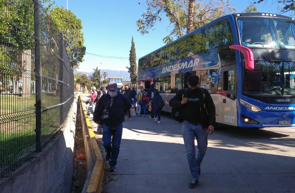 Operadores turísticos realizan una protesta en los ingresos a la Terminal de Mendoza, tras las nuevas restricciones por el coronavirus. Foto Mariana Villa / Los Andes.