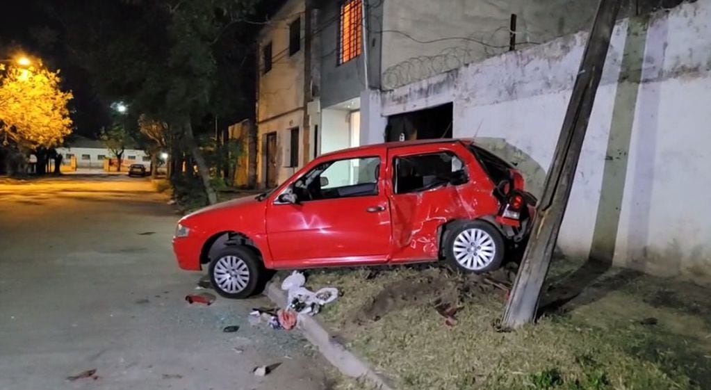 Insólito: robaron una pala cargadora, pero al no saber manejarla, hicieron destrozos en un barrio de Villa Mercedes