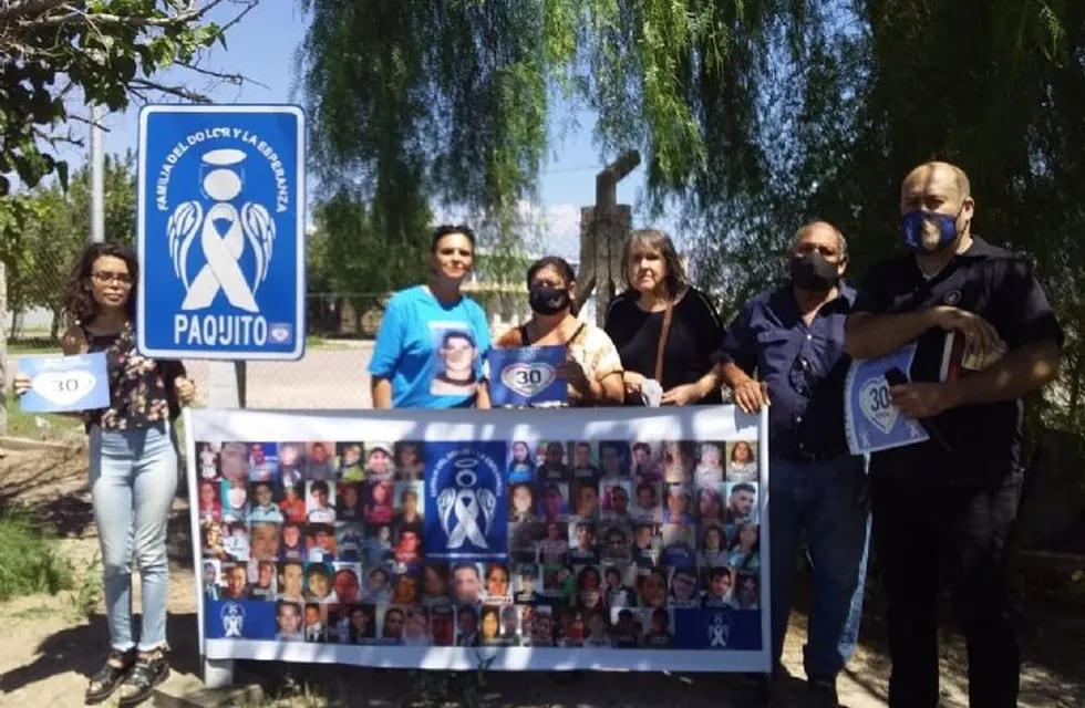 Familias del Dolor y la Esperanza recordó con un ángel en un cartel a Paquito, el nene de 12 años que murió hace 25.