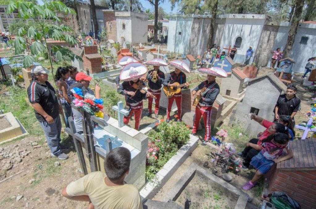 Diferentes matices tiene la conmemoración de los fieles difuntos en Jujuy. Así, es común que se contrate músicos para los homenajes en los cementerios.