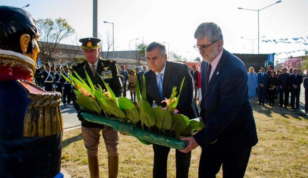 El gobernador Morales, con el comandante Castelli y el juez Pablo Baca, depositaron una ofrenda floral al pie del busto del general Manuel Belgrano.