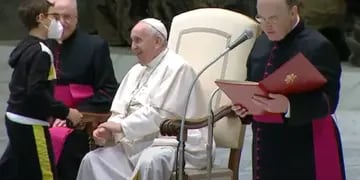 Un niño subió al estrado del Papa Francisco durante la audiencia general