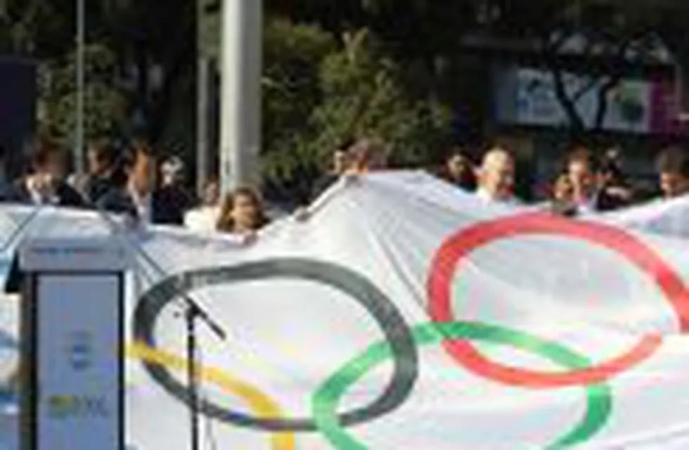 BUENOS AIRES (ARGENTINA), 25/08/2016 Campeones olímpicos argentinos y autoridades porteu00f1as izan hoy, jueves 25 de agosto de 2016, la bandera de los Juegos Olímpicos de la Juventud 2018, que se celebraru00e1n en la ciudad de Buenos Aires (Argentina). En un acto celebrado en la Plaza de la Repu00fablica porteu00f1a, la judoca Pareto, los regatistas Lange y Carranza y el equipo masculino de hockey, todos ellos reciu00e9n coronados campeones olímpicos, acompau00f1aron al alcalde de la ciudad, Horacio Rodríguez Larreta, y a diversas autoridades para colocar la bandera de los cinco anillos. EFE/Alberto Ortiz buenos aires  bandera de los juegos olimpicos de la juventud 2018 presentacion e izamiento de la bandera del evento deportistas argentinos