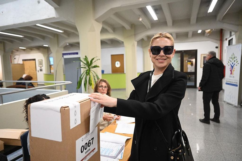 Fabiola Yáñez eligió un look elegante en blanco y negro para ir a votar