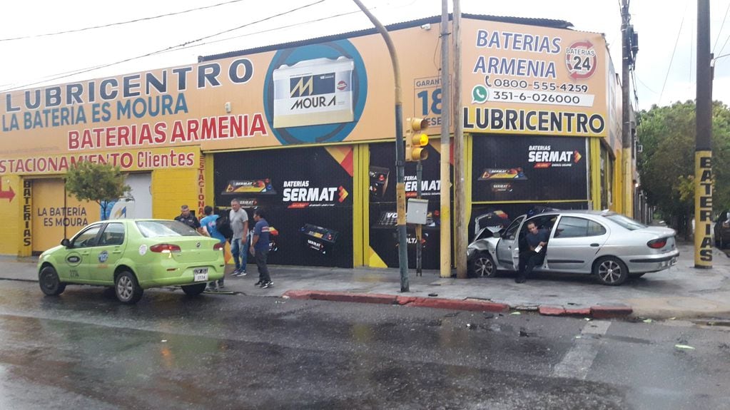 Un siniestro vial se registró en barrio Pueyrredón. (Twitter @javiersassi)