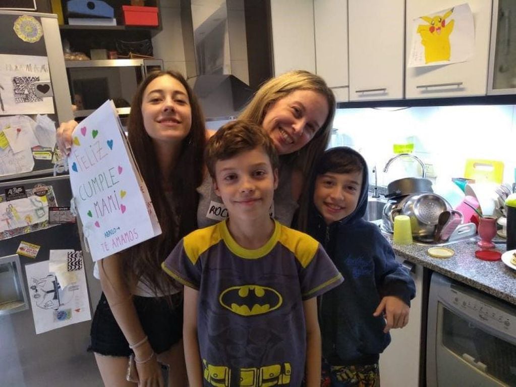 Gabriela Roife junto a sus tres hijos Amelie, de 15 años; Dante, de 12; y Bautista, de 10. (Foto: Instagram/ @gaby.roife)