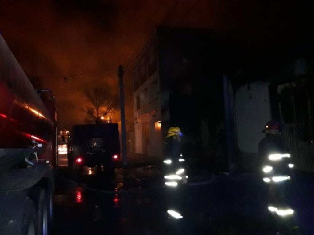 Fuego en una ferretería en San Luis. Foto: Ayelén Britos.