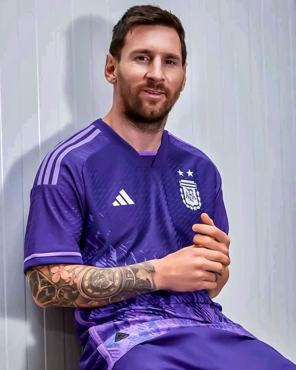 Lionel Messi presentó la camiseta suplente de la Selección Argentina para el Mundial de Qatar 2022.