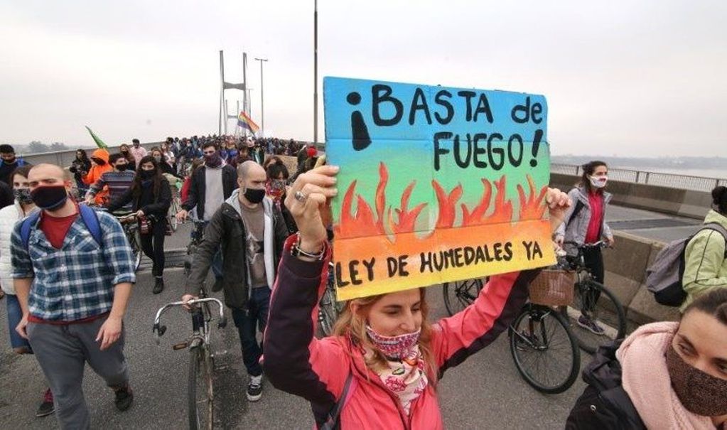 Manifestantes cruzaron el puente Rosario - Victoria exigiendo el fin de las quemas