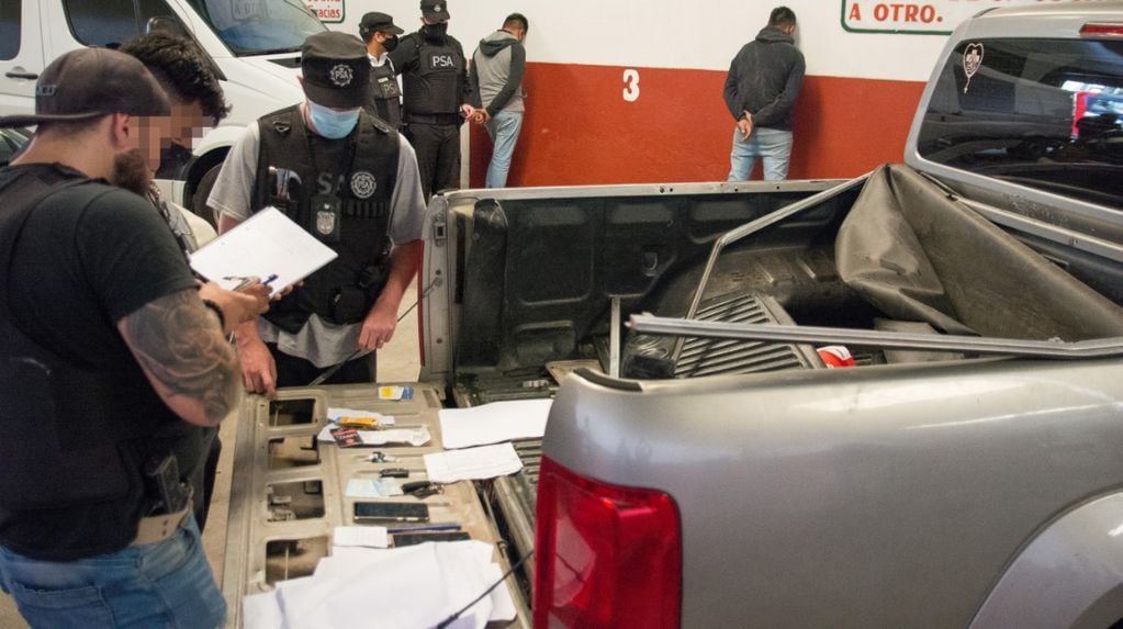 Las tareas de inteligencia criminal permitieron establecer a la fiscalía que la obtención de la droga era gestionada a través de contactos con narcotraficantes del Estado Plurinacional de Bolivia.