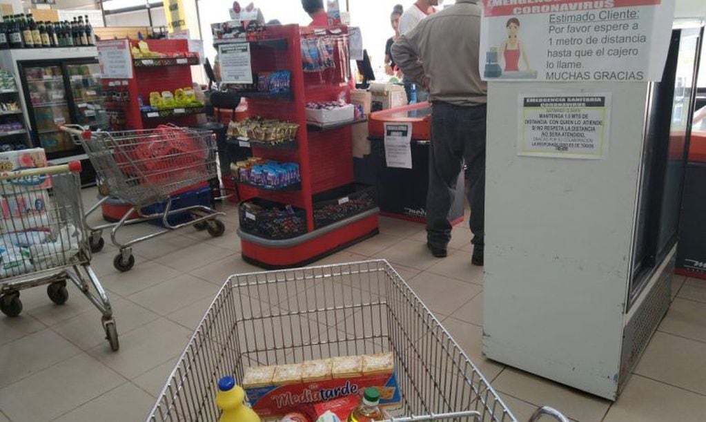Supermercados y almacenes habilitados.