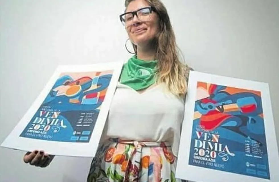 Elena Visciglio con los posters de Vendimia 2020.
