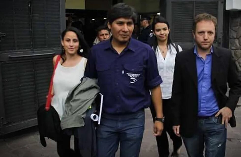 Alejandro Vilca (c), junto a Natalia Morales (izq.) y Gastón Remy (der.), precandidatos  a diputados nacionales del Frente de Izquierda Unidad (FITU) en Jujuy.