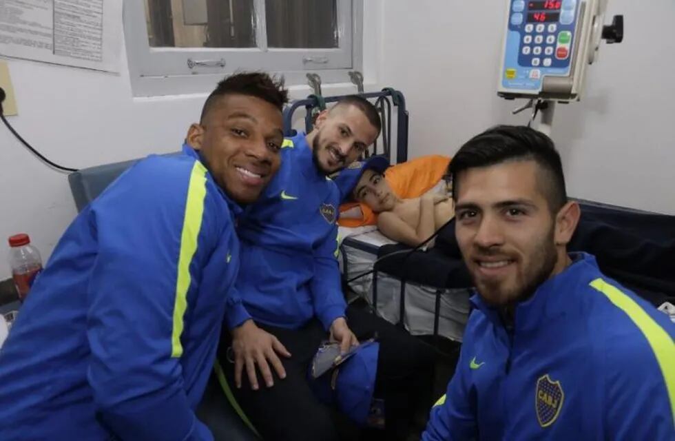 Jugadores de Boca visitaron a chicos en el Hospital Gutiérrez. Foto: Twitter.