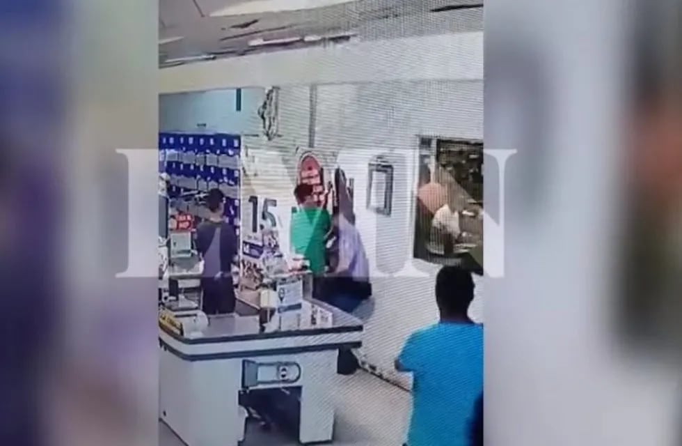 Delincuente golpea a policía (Captura de video: La Mañana Neuquén)