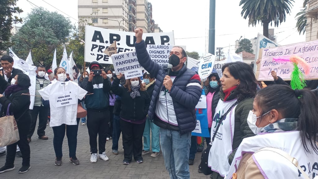 "Nosotros no tenemos precio y estamos en defensa de los derechos de los trabajadores", dijo Nicolás Fernández en la movilización de APUAP de este jueves.